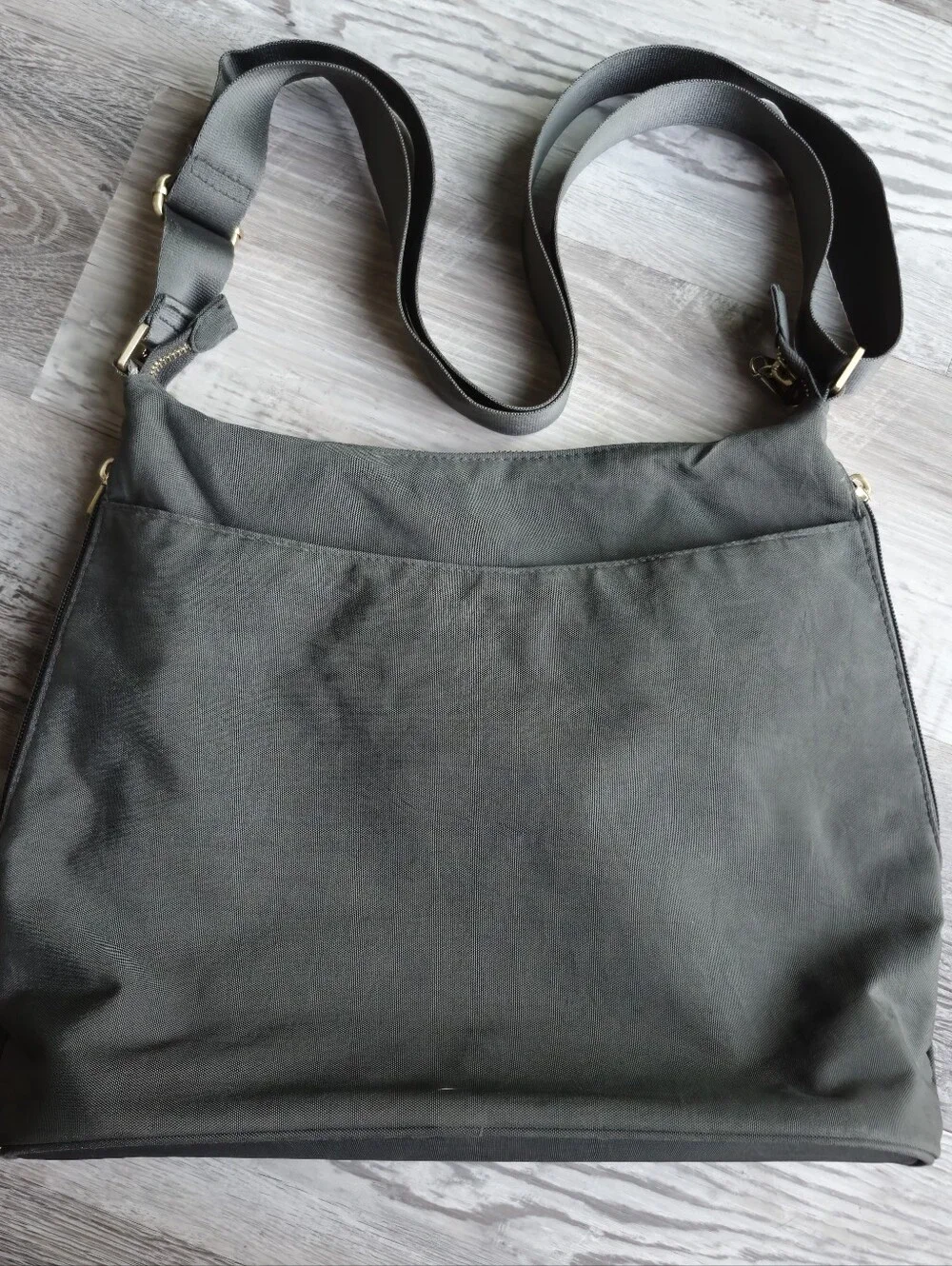 Baggallini Helsinki Crossbody Travel Bag Gray Gold Hardware RFID Wristlet - Picture 4 of 14
